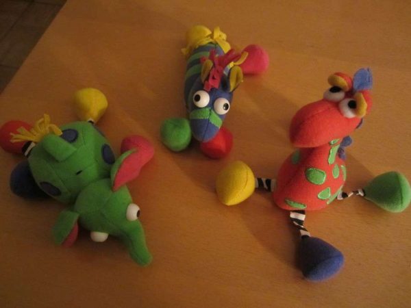 Lot de 3 animaux colorés en tissu (girafe, éléphant + zèbre)