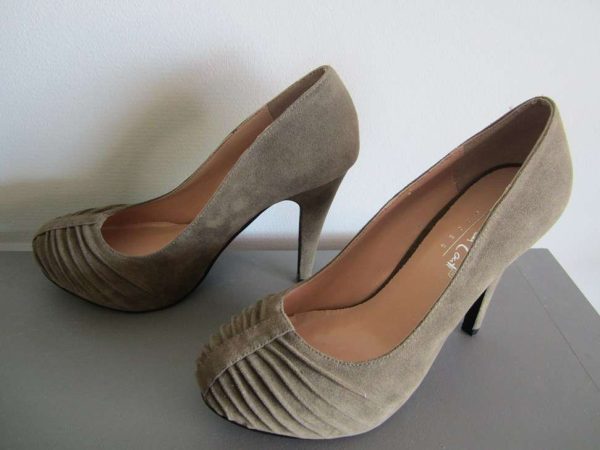 Escarpins couleur taupe "Andrea Couti" (pointure 38) neufs