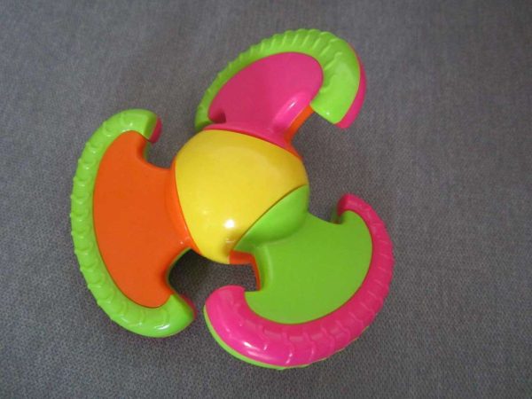Jouet d'éveil coloré - hochet avec 3 poignées