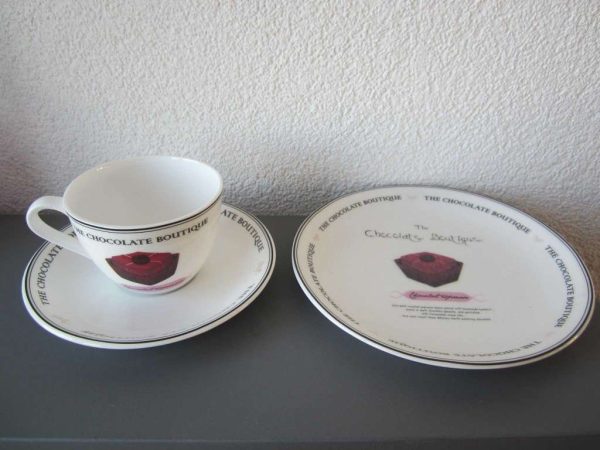 Lot une tasse avec sous-tasse + assiette 19 cm de diamètre