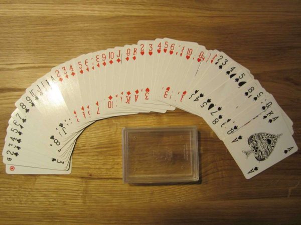 Jeu de 52 cartes + 2 cartes joker dans boîte transparente