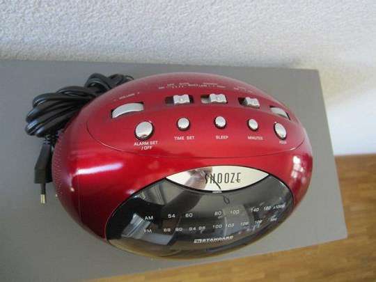 Radio-réveil rouge "Standard Master Style of Switzerland"