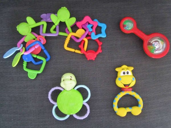Lot divers hochets et jouets 1er âge Chicco & autres