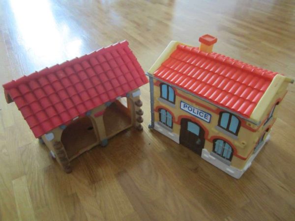 Lot de 2 maisons en plastique dur (d'occasion)