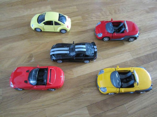 Lot de 5 voitures 1/32 à 1/39 à rétrofriction (d'occasion)