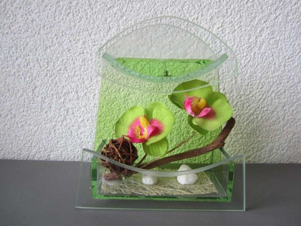 Décoration florale sous verre avec bougie gel au dessus