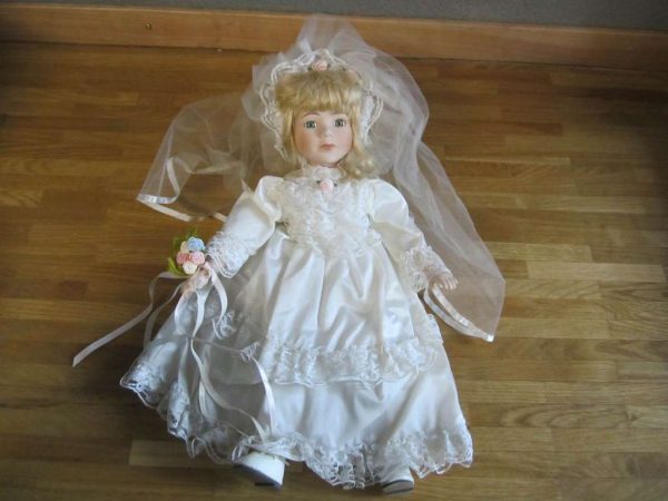 Poupée avec tête en porcelaine - env. 40 cm