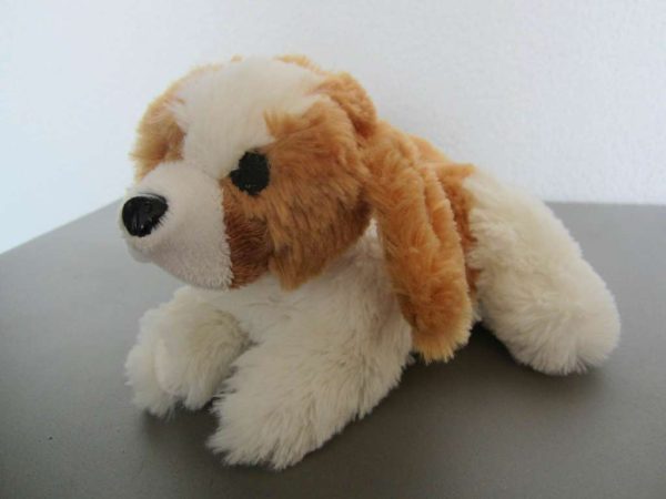 Petit chien qui aboie lorsqu'on appuie sur le ventre