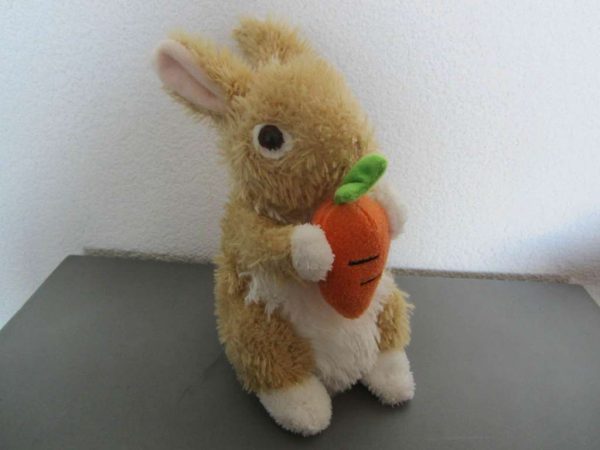 Peluche lapin avec carotte (env. 23 cm)