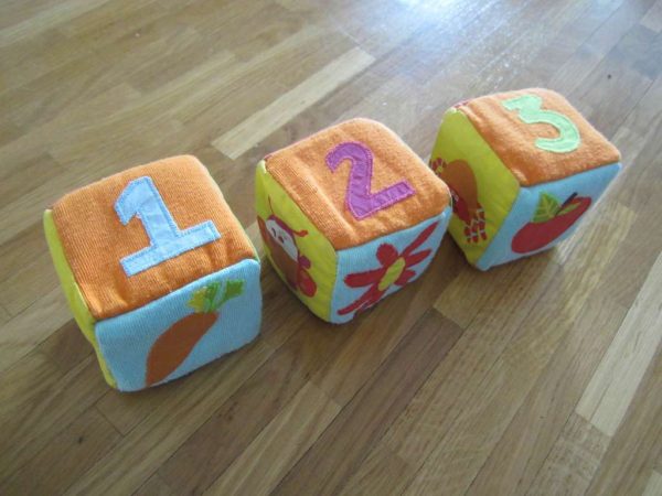 Lot de 3 cubes en tissu avec grelot (env. 7 cm) d'occasion