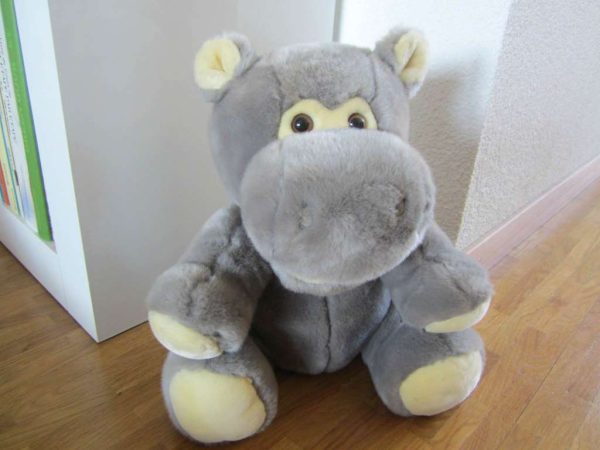 Peluche hippopotame "Aurora" (assis env. 30 cm)