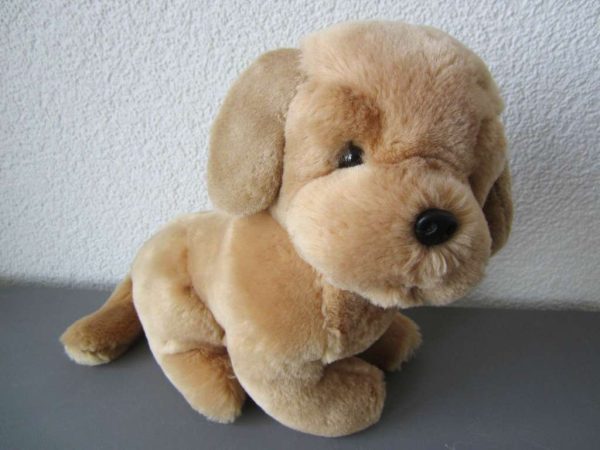 Peluche chien assis (haut. env. 21 cm)