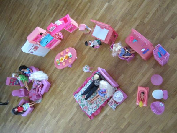 Divers mobilier vintage + 8 barbies (selon photos)