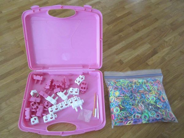 Valise avec Loom bands et accessoires