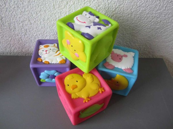 Lot de 4 cubes en plastique (env. 6.5 x 6.5 cm) d'occasion