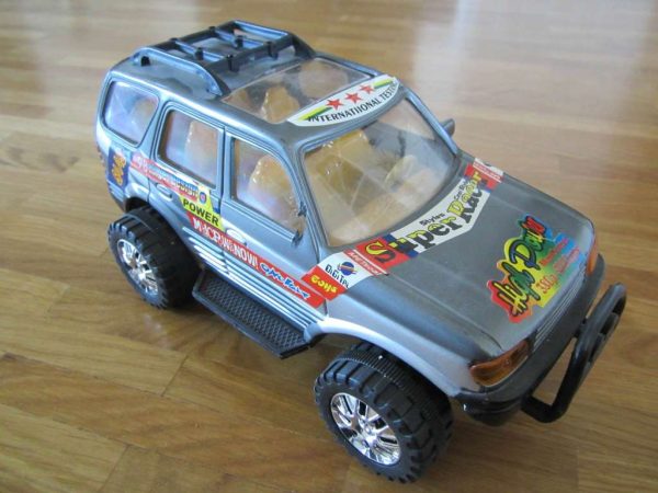 Jouet voiture en plastique, d'occasion: manque 1 rétroviseur