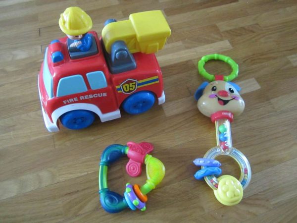 Lot de 3 jouets pour bébé : camion pompier + hochets