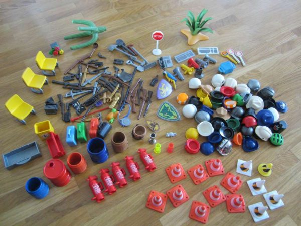 Lot d'accessoires Playmobil : 3 chaises, chapeaux, cônes,...