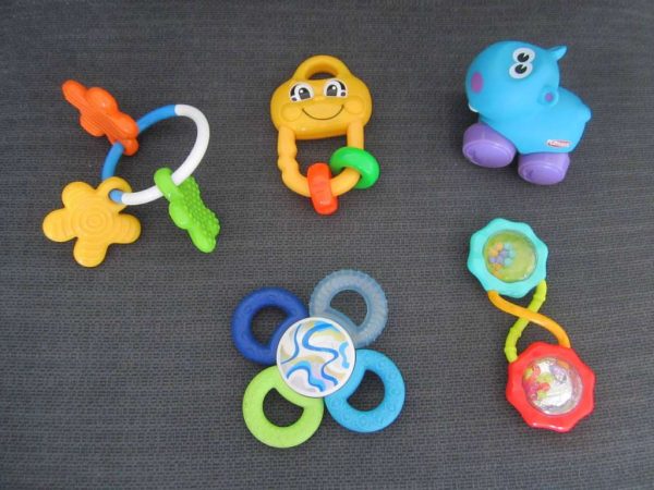 Lot de jouets bébé 1er âge (selon photos)