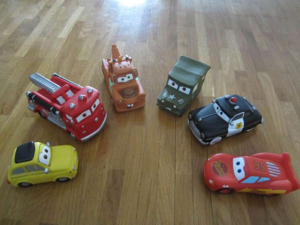 Lot de 6 véhicules Cars en plastique souple (ne roule pas)