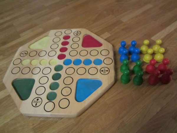 Jeu des petits chevaux (plateau et pions en bois) d'occasion