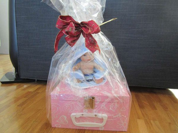 Petite poupée (env. 20 cm) + valise avec habits (neuf)