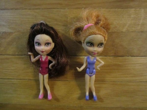 Lot de 2 petites poupées (env. 6.5 cm) : selon photo