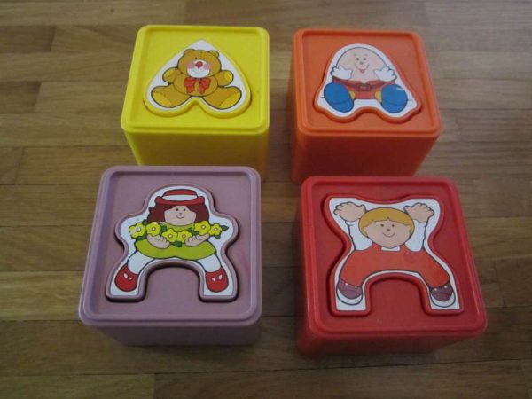 Lot de 4 cubes en plastique avec partie amovible : cf. photo