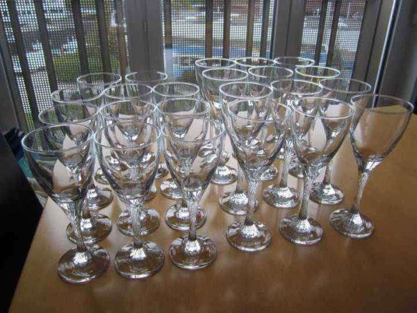 Lot de 12 verres à pied à vin rouge et 10 verres à vin blanc