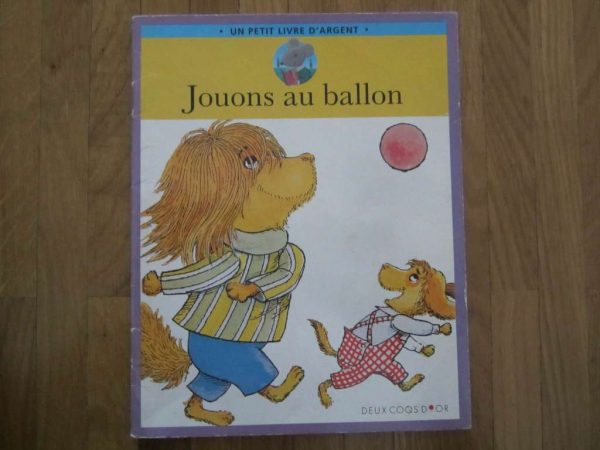 Un petit livre d'argent "Jouons au ballon" Deux coqs d'or