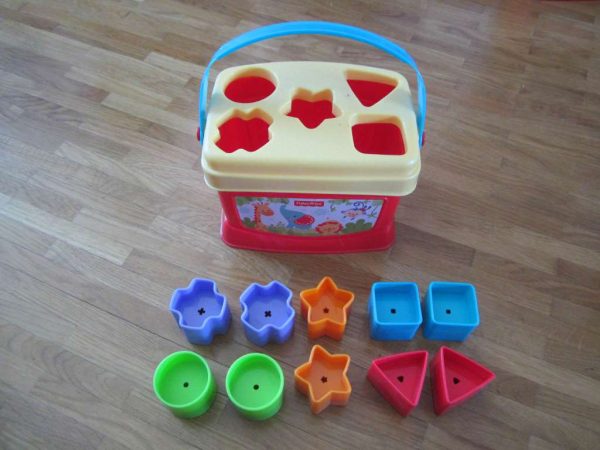 Mon trieur de formes "Fisher Price" (avec 10 formes) 6 m +