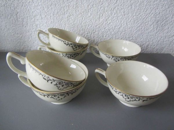 Lot de 6 petites tasses en porcelaine