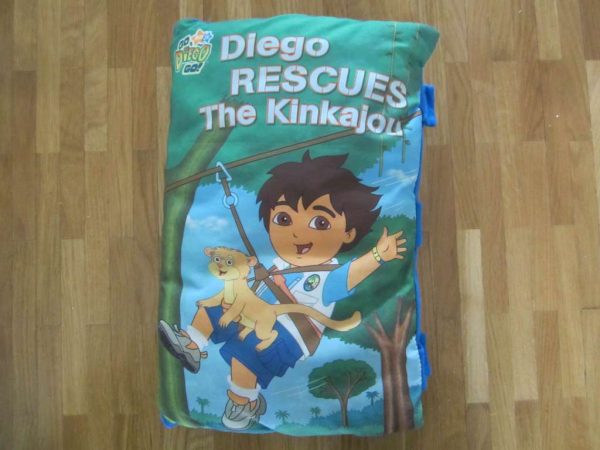 Livre en tissu / coussin "Diego Rescues The Kinkajou"