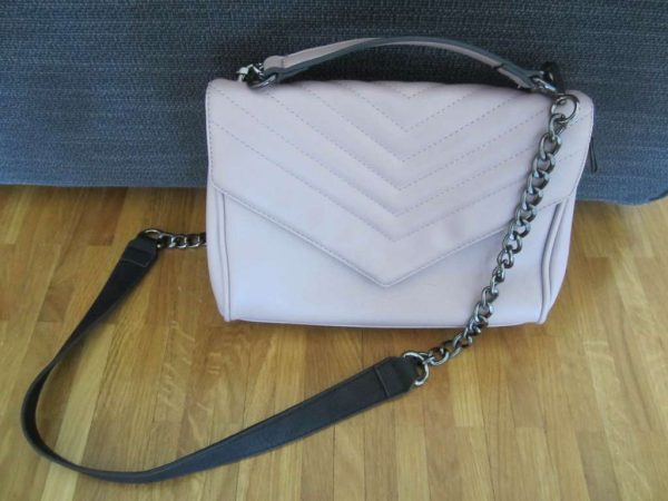 Sac à main gris-rose avec plusieurs séparations (d'occasion)