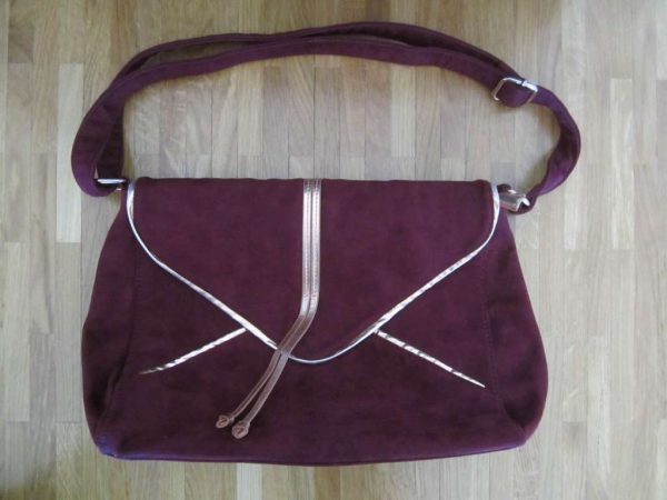 Sac bordeaux (aspect velours) avec bord cuivrés (d'occasion)