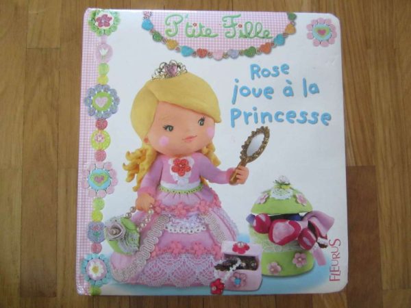 Livre cartonné "P'tite Fille : Rose joue à la princesse"