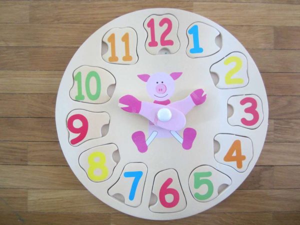 Horloge en bois avec chiffres amovibles