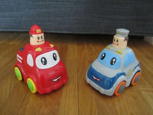 Lot de 2 petites voitures (env. 9 cm) en bon état