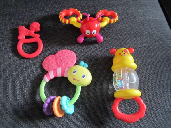 Lot de 4 jouets 1er âge, anneaux de dentition : selon photo