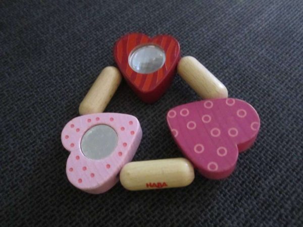 Hochet en bois HABA coeurs roses