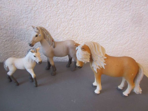 Lot de 3 chevaux islandais Schleich (en bon état)