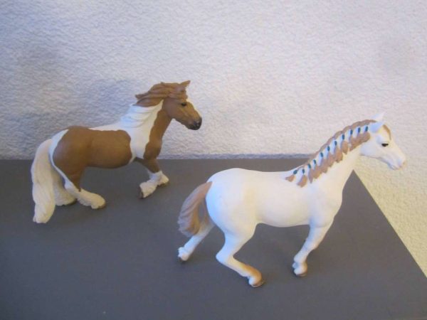 Lot de 2 chevaux Schleich (en bon état)