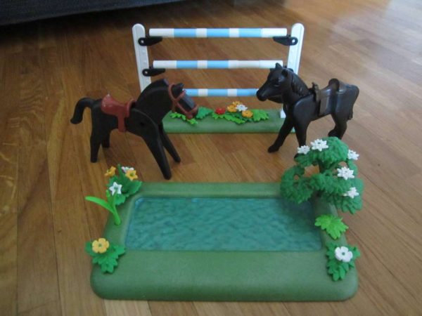 Playmobil : parcours de sauts + 2 chevaux (selon photo)