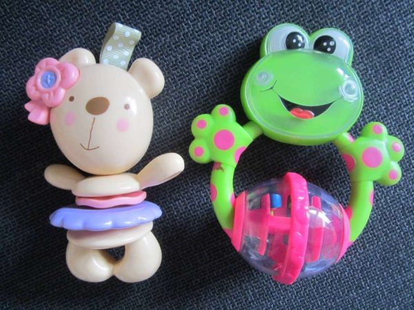 Jouets 1er âge : lot de 2 hochets : selon photo (d'occasion)