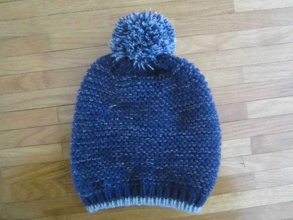 Bonnet bleu avec pompon pour enfant (d'occasion)