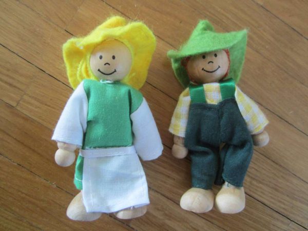 Lot de 2 poupées articulées en bois (d'occasion) selon photo
