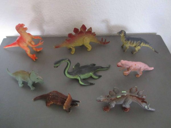Jouet : lot de 8 petits dinosaures selon photos (d'occasion)