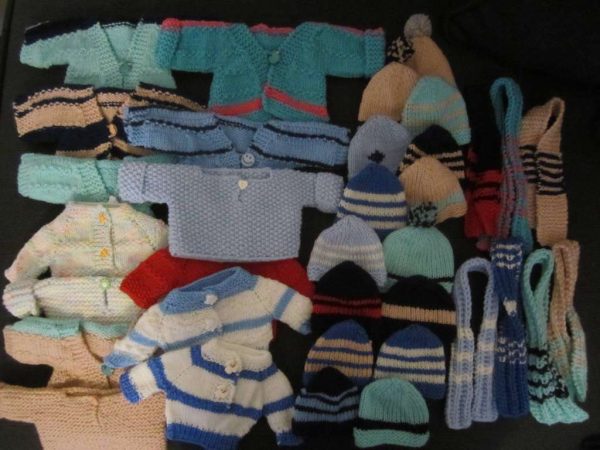 Divers tricots pour poupée (hauts, bonnets, couvertures...)
