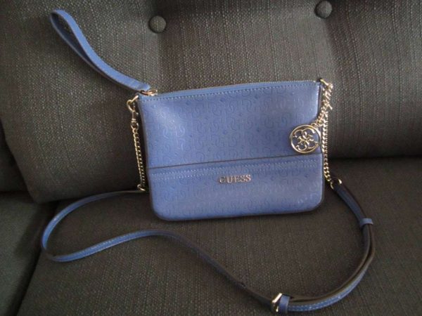 Sac à main bandoulière GUESS Delaney bleu : selon photos