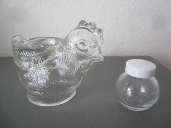Coquetier "poule" en verre avec mini-salière (NEUF)